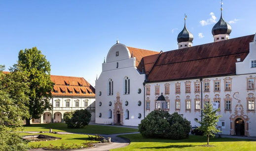 Bilder-Ausstellung "Natur und Figur" 2025 von Künstlerin Christina Etschel im  im Kreuzgang des Kloster Benediktbeuern