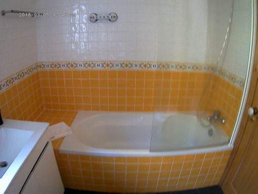 salle de bains jaune de la casa da manga