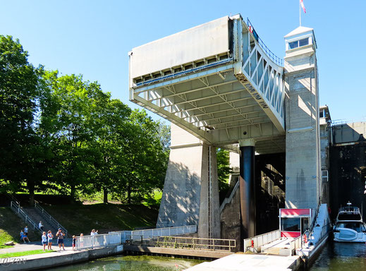 PETERBOROUGH LIFT LOCK