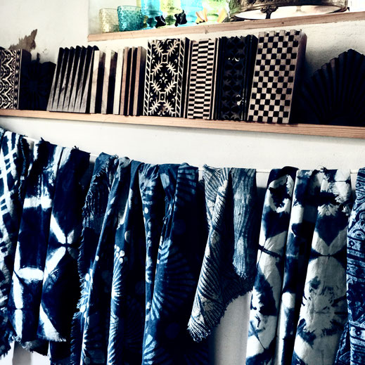 Indigo färben und mit Lehm drucken. Indische Reserve Blockprint Technik