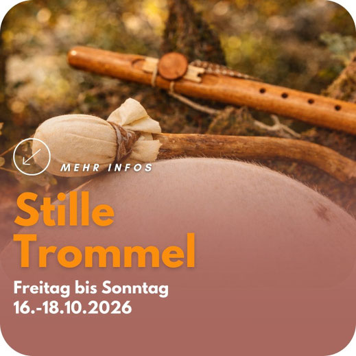 Warme, naturverbundene Fotografie einer schamanischen Trommel mit weichem Schlägel im Vordergrund und einer Holzflöte im Hintergrund, eingebettet in eine herbstliche Waldstimmung. Text im Bild: ‚Stille Trommel – mit Janna und Dietmar, Freitag bis Sonntag