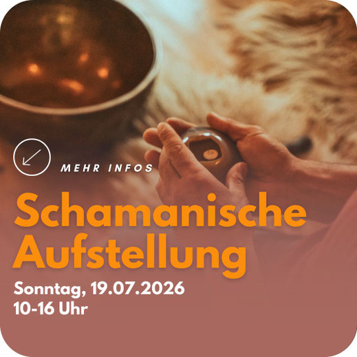 Hände halten eine schamanische Rassel neben einer Klangschale in ruhiger Atmosphäre. Text im Bild: ‚Schamanische Aufstellungsarbeit – mit Freya und Cüneyt, Termin immer an Neumond, 19–19:30 Uhr‘