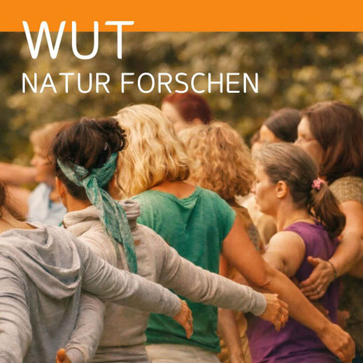Mehrere Menschen stehen im Freien eng beieinander, die Arme gegenseitig um Schultern und Rücken gelegt, als Teil einer Gruppenübung. Die Szene wirkt verbunden, unterstützend und körperlich bewegt. Im oberen Bildbereich steht der Text ‚WUT – NATUR FORSCHEN