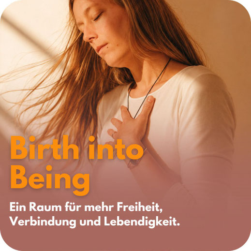 Frau mit geschlossenen Augen und Hand auf dem Herzen in warmem Licht. Text: „Birth into Being – Ein Raum für mehr Freiheit, Verbindung und Lebendigkeit.“ Ruhige, achtsame und emotionale Atmosphäre.