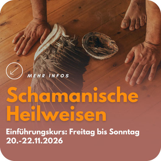 Plakat ‚Einführung schamanische Heilweisen‘ mit Händen, Federflügel und Räucherschale auf Holzboden, Termin 14.–16.11.2025