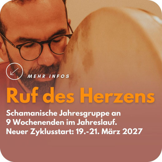 Mit geschlossenen Augen und geöffnetem Herzen besingt ein Mann die Trommel