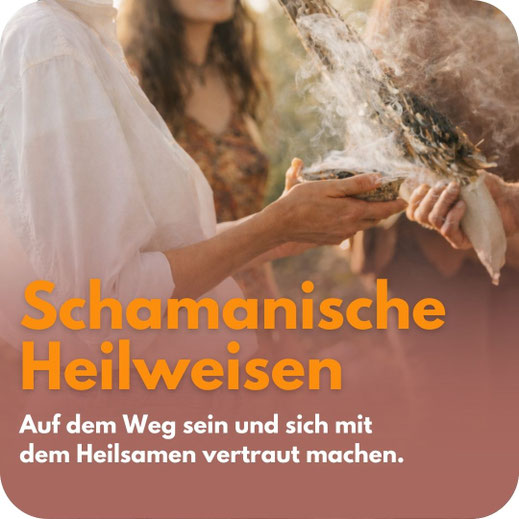Zeremonielle Szene mit Rauch, Fokus auf Hand mit Räucherwerk – spirituelles Ritual.