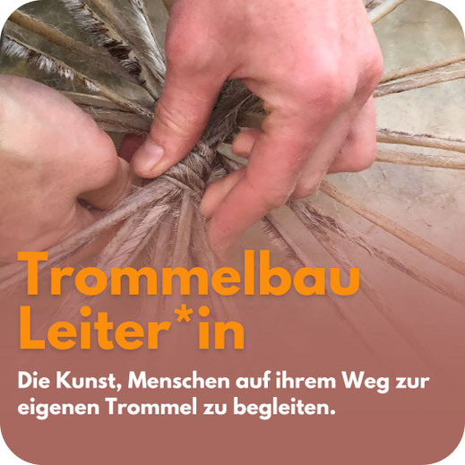 Nahaufnahme von Händen, die die Verschnürung einer Rahmentrommel aus Naturfell flechten. Über dem Bild liegt der Titel „Trommelbau Leiter*in“ in kräftigem Orange. 