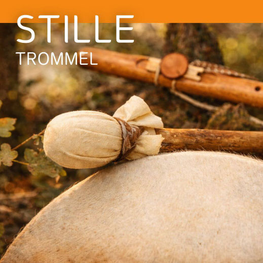 Warme, naturverbundene Fotografie einer schamanischen Trommel mit weichem Schlägel im Vordergrund und einer Holzflöte im Hintergrund, eingebettet in eine herbstliche Waldstimmung. Text im Bild: ‚Stille Trommel`