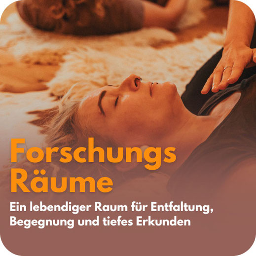Plakat ‚Forschungsräume für Entwicklung‘ mit Foto einer Person, die mit geschlossenen Augen auf einem Fellteppich liegt, während eine Hand sanft auf ihrer Brust ruht. Warme, ruhige Atmosphäre.
