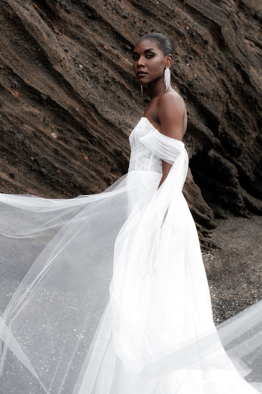 Manon Gontero - Crédit : ©laure.stefanini - Modèle Malala : Robe bustier droit avec application de broderies recouverte d’un drapé de tulle avec manches tombante. Bas près du corps recouvert de tulle fluide