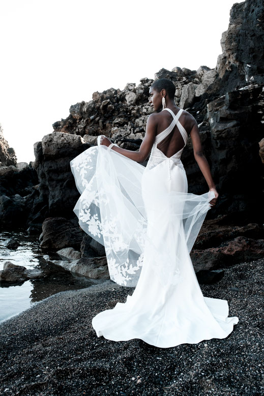 Manon Gontero - Crédit : ©laure.stefanini - Modèle Gloria : Robe près du corps. Haut décolleté devant et derrière, avec application de broderie recouvert de drapé de tulle. Bas crêpe satiné, avec quille de tulle et broderie amovible