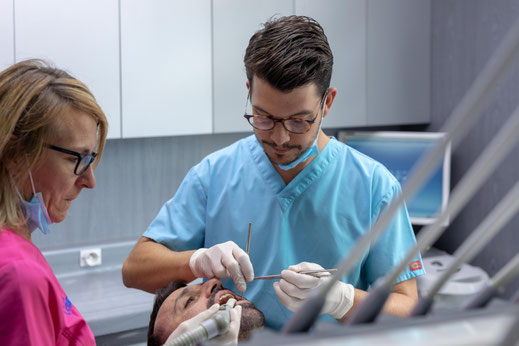 chirurgien dentiste et son assistante en soin