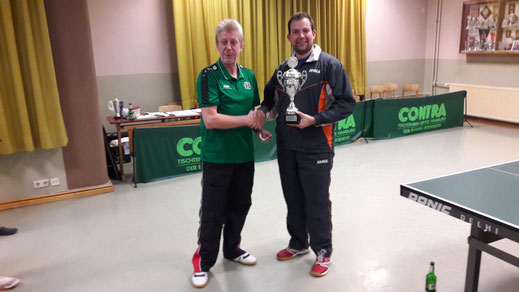 Das Foto zeigt den Vereinsmeisterschaftsbeauftragten Dietmar Henne (links) bei der Übergabe des Wanderpokals an den aktuellen Vereinsmeister Daniel Muth.
