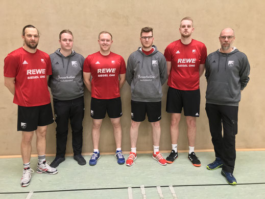 von links: Denny Fink, Patrick Reingardt-Schaper, Marius Schuchart, Marvin Sonnemann, Nils Wolter und „Neu-Trainer“ Michael Joerns