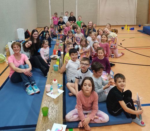 Foto: Die 5-8-jährigen Kinder der Mittwochsgruppe mit Helferteam bei ihrer Weihnachtsfeier