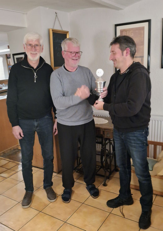 Ehrung F. Schaper durch S.Peckmann, links der Finalist E.Kues