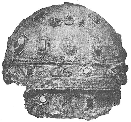 Fig. 2. Die linke Längsseite des pannonischen Helmes.