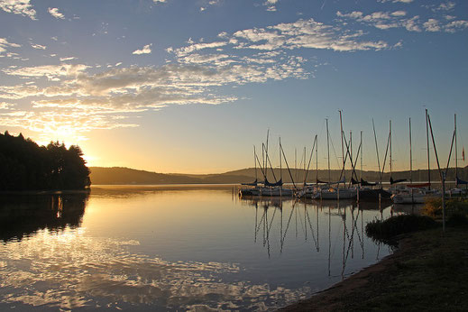 Die schönsten Seen in Deutschland? Die stelle ich dir in meinem Blogbeitrag zusammen. Ob große Seen zum Schwimmen, geheime Badeseen in Baden-Württemberg und Bayern oder traumhafte Bergseen. Auf meinem Blog findest du die besten Tipps für einen Ausflug zum