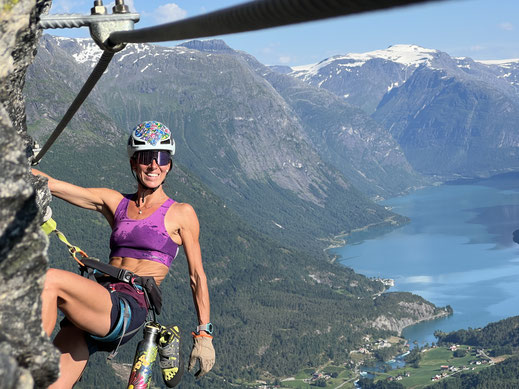 Im Via Ferrata Ragnarok bei Loen (im Hintergrund der Lovatnet)