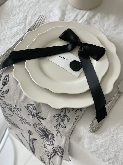 Schleifen mieten für Eure Hochzeit Dekoverleih the featherette