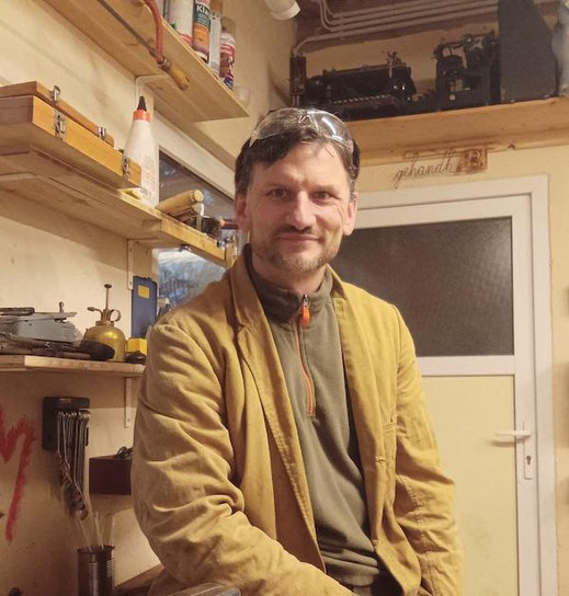 Künstler Christian Abt im Atelier – Arbeiten an Skulpturen und Lichtobjekten aus Metall.