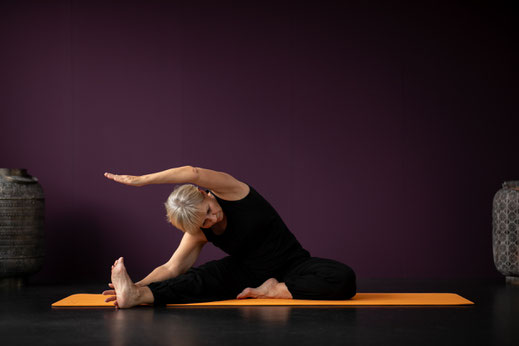 Die Asanas im Somatic Yoga, Yoga by Gisela