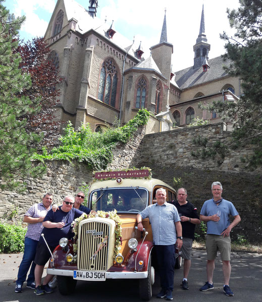 Männerrunde und die Oldtimerrundfahrt mit Weinprobe an der Ahr...