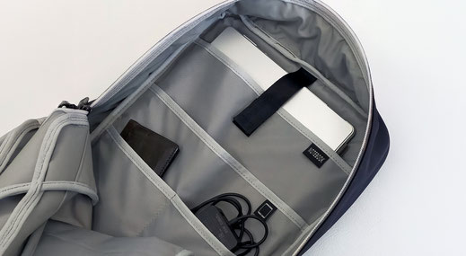 ノートPCやタブレットの電子デバイス専用の収納スペースがあるETUBYバックパック