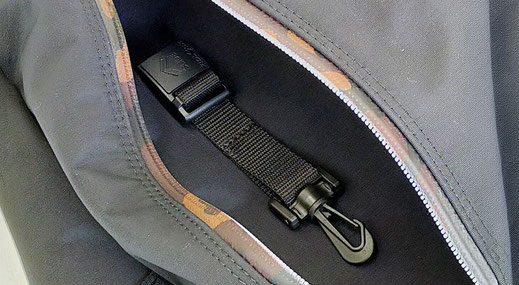 ファスナーからの水の侵入を防ぐスライダーガレージ搭載のETUBYブリーフバッグ