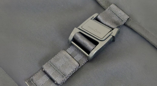 着脱しやすい「FIDLOCK®（フィドロック）製」のマグネットバックルが付いたキーフック。