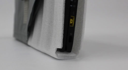ノートPCを底突き衝撃から守るクッション構造のETUBYブリーフバッグ