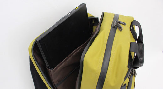 ノートPCやタブレットの電子デバイス専用の収納スペースがあるETUBYバックパック