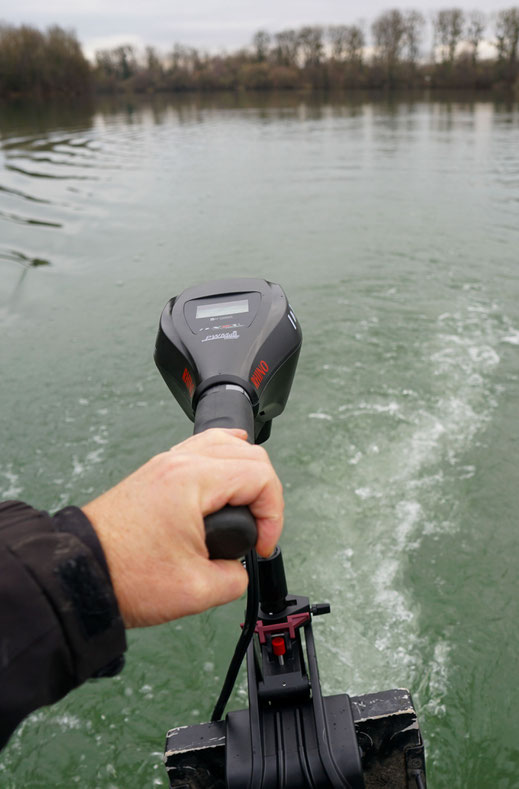 Betreiben du ich diese mit einer 40Ah Batterie und eines kleinen Schlauchbootes dieses ich aufgepumpt in meinen Pickup transportiere. So kann ich blitzschnell Plätze wechseln und auf dem Wasser bringt das Combo mich und Anton auf schnelle 8 Km/h