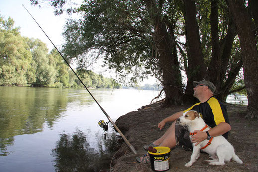 Peter und Anton fischen am Rhein auf Wels.