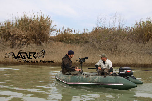 So dass wir uns erstmal mit dem Jeep über Fels und Stein, durch Schlamm und Sand, über Berge und durch Täler in den spanischen Outback kämpfen mussten. Danach wurden die Schlauchboote an wildes Wasser getragen und ein wahres Abenteuer begann