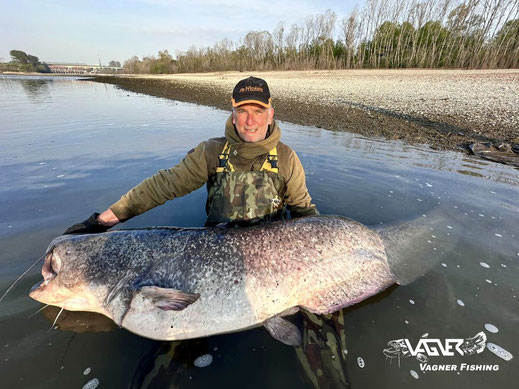 Aber die beiden Wochen waren viel mehr als nur Fische fangen. Das Wetter zeigte sich von seiner sonnigen Seite, auf sperrige und schwere Ausrüstungsgegenstände konnte verzichtet werden und vereinfachte die notwendigen täglichen Platzwechsel.