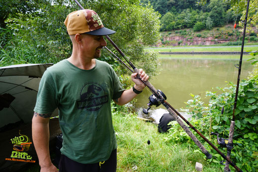 Jeder von uns mit zwei WILD CAT´z Stellfischruten ausgestattet, die abschnittspezifischen Taqeskarten und ein großer Tauwurm Vorrat wurde vorab geholt bei Rolands Angeltreff in Bammental, fanden wir uns am Freitagmittag am ersten Angelplatz ein.