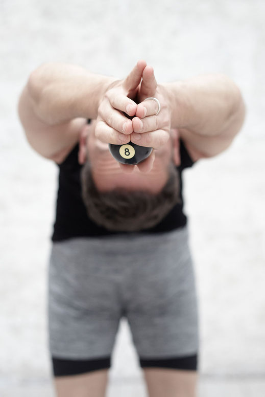 Yogahaltungen, die schwer aussehen, werden leichter einzig durch Übung.