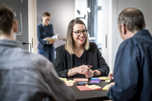 Kristin Stein im Workshop mit Teammitgliedern