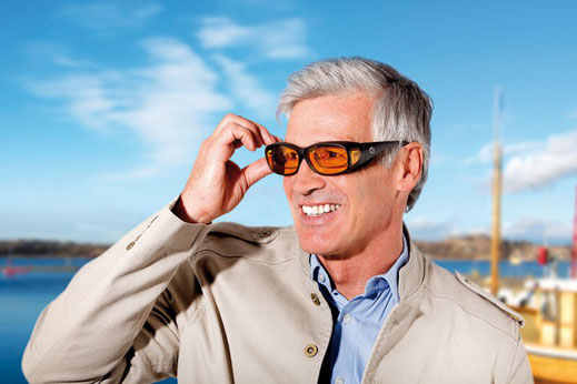 Brillenträger mit AMD-Schutzbrille