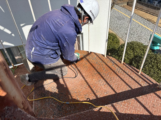  鉄骨螺旋階段塗装工事　素地調整・下塗１回目・下塗２回目・中塗・上塗と公共工事のDP３級にて塗装