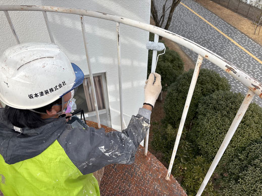  鉄骨螺旋階段塗装工事　素地調整・下塗１回目・下塗２回目・中塗・上塗と公共工事のDP３級にて塗装