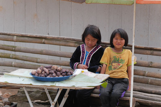 Zwei Hmong-Mädchen im Dorf, Chiang Mai, Thailand (Foto Jörg Schwarz)
