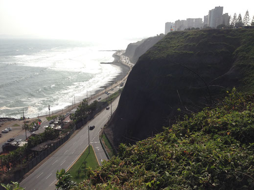 Lima thront auf der Steilküste über dem Meer, Miraflores, Lima (Foto Jörg Schwarz)