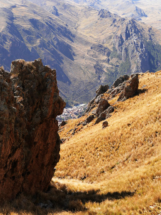 Immer wieder blickt man auf die unten auftauchende Stadt, Huancavelica, Peru (Foto Jörg Schwarz)