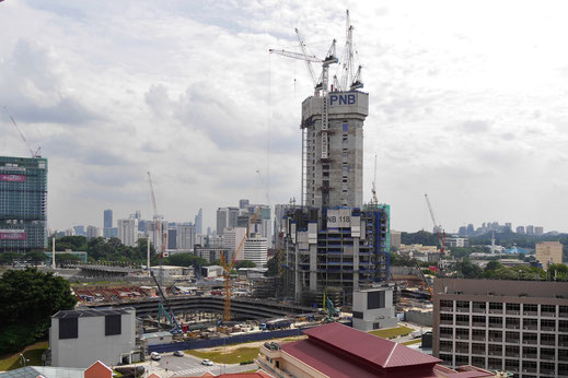 Oben: 2018 blickten wir auf diesen Neubau, nicht ahnend, was da entsteht... Kuala Lumpur, Malaysia (Fotoarchiv Jörg Schwarz) 