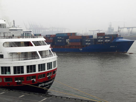 Begegnungen im Hamburger Hafen... Hamburg, Deutschland (Foto Reinhard Helle)