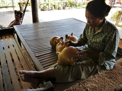 Auch Sparschweine verkaufen sich hier gut... Kompong Chhnang, Kambodscha (Foto Jörg Schwarz)