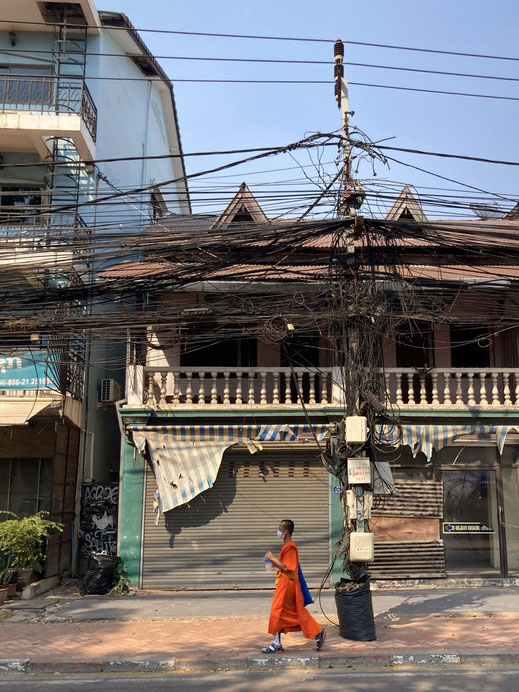 So wild, wie hier Kabel verlegt und sortiert werden, so wild ist Asien eben auch... Vientiane, Laos (Foto Jörg Schwarz)